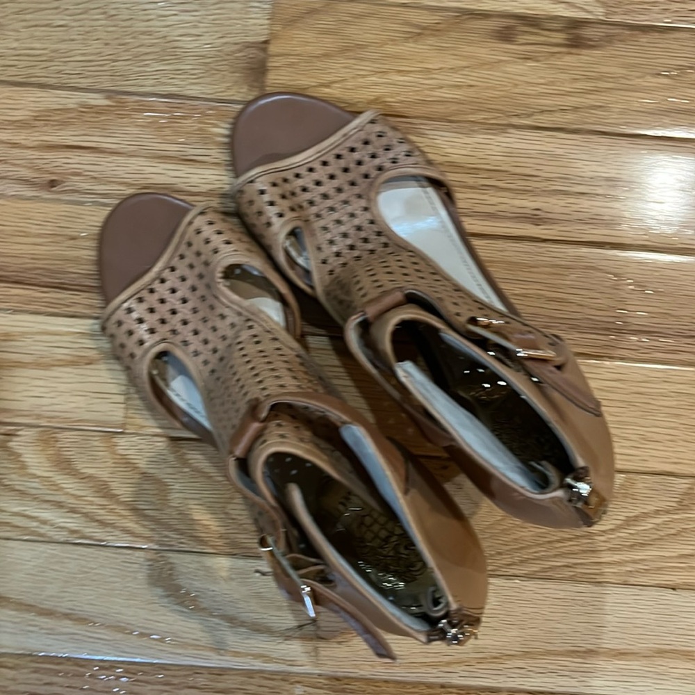 🌹3 for $10 Vince Camuto tan open toe shoes